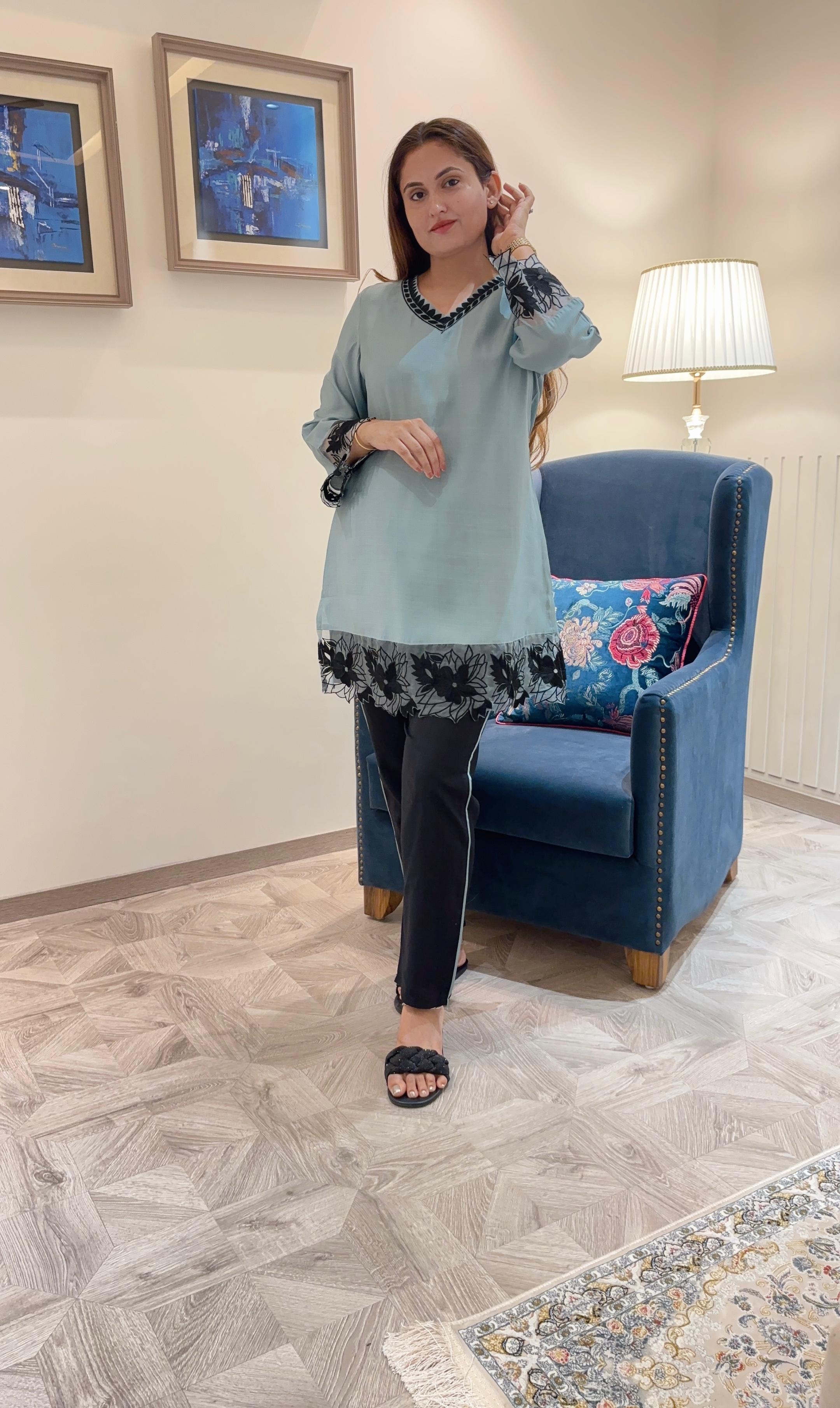 Ashnaina Embroidered Vertican Co-Ord Set Kurti Pant